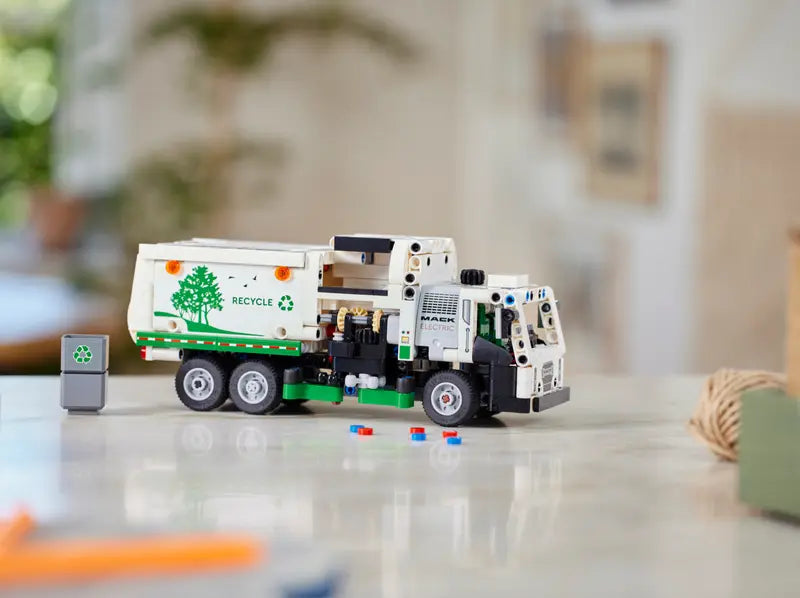 LEGO - 42167 - TECHNIC - Mack LR Electric Garbage Truck - 503 Pcs